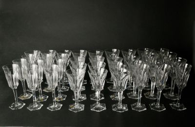 un grand nombre de verres à vin posés sur une table