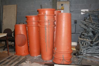 de nombreux vases orange posés sur une table dans une pièce