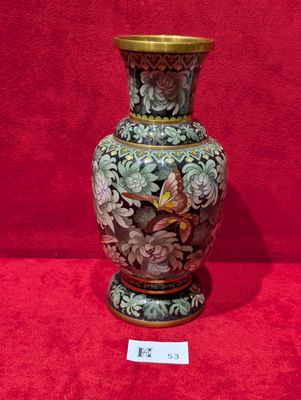 un vase posé sur une surface rouge