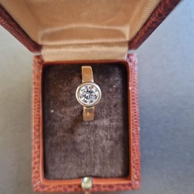 une montre posée dans une boîte sur une table