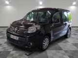 la photo d'une petite camionnette noire garée dans un garage