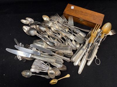 beaucoup d'argenterie sur une table, à côté d'une boîte en bois