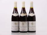 trois bouteilles de vin posées sur une table blanche