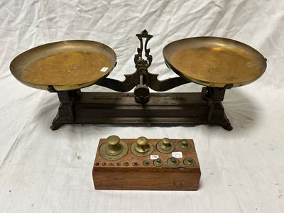 une balance posée sur une table à côté d'une télécommande