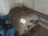 une pile de couvertures posée sur une palette dans une pièce