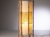 une lampe posée sur une table à côté d'une autre lampe