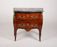 Petite commode galbée en marqueterie ouvrant par deux tiroir…