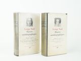 deux livres posés côte à côte sur une table