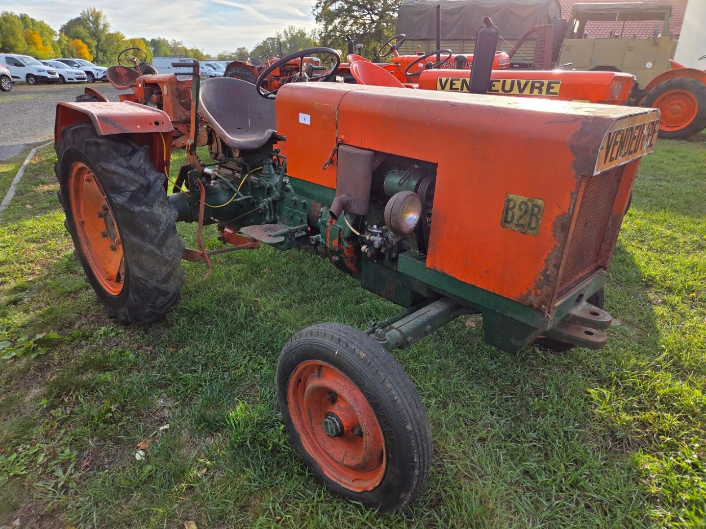 Tracteur agricole VENDEUVRE. Modèle B2B.