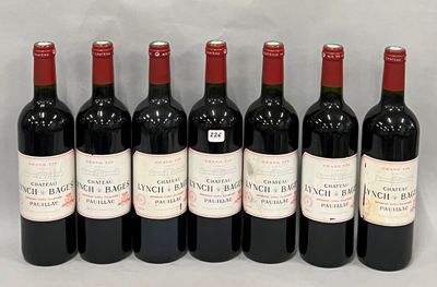 six bouteilles de vin rouge alignées sur une table
