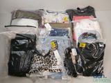 beaucoup de vêtements dans un sac en plastique posé sur une table