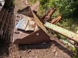 une pièce de machine rouillée qui traîne par terre