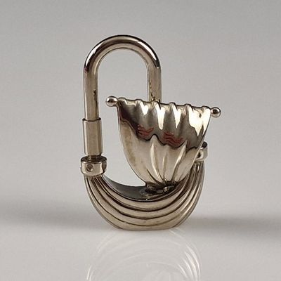 un petit objet en argent muni d'un crochet