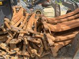 un gros tas de rouille posé par terre à côté d'un bulldozer