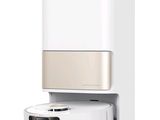 un robot assis sur une table