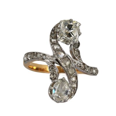 gros plan d'une bague en diamant sur fond blanc