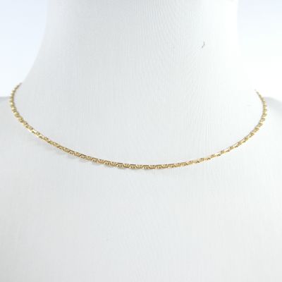 un collier à chaîne en or sur un mannequin mannequin mannequin mannequin mannequin mannequin mannequin mannequin mannequin mannequin