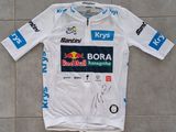 une photo d'un maillot des Red Bull posé sur un sol carrelé