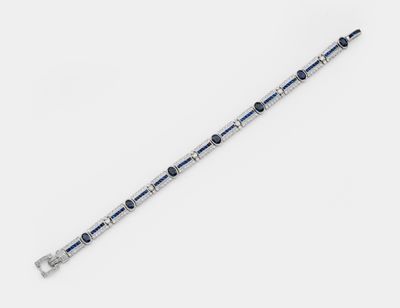 un gros plan sur un bracelet en argent orné de perles noires et blanches