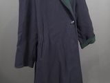 une photo d'un manteau sur un mannequin, avec un col vert