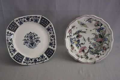 deux assiettes ornées de motifs bleus et blancs, posées sur une table