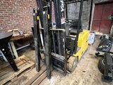 un chariot élévateur dans un entrepôt où se trouvent de nombreuses palettes