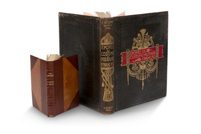 un vieux livre posé à côté d'un livre ouvert, sur une surface blanche