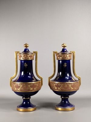 paire de vases bleus et dorés munis d'anses et de poignées