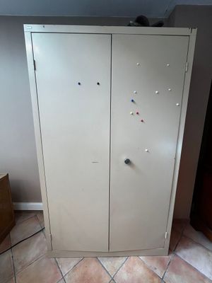 une armoire munie d'aimants, placée dans un coin de la pièce