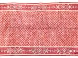 un tapis rouge orné d'un motif élaboré sur fond blanc