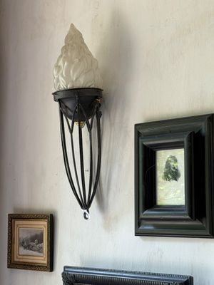 une lampe accrochée au mur à côté d'un radiateur