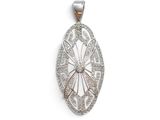 un pendentif en or blanc et diamants sur fond blanc