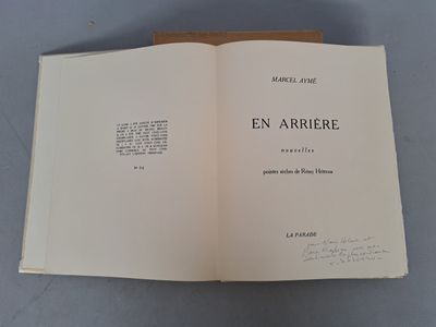 un livre ouvert posé sur une table couverte d'écritures