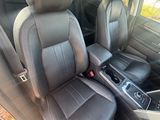 l'intérieur d'une voiture avec des sièges en cuir noir et une console centrale