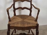 une image représentant une chaise en bois dont l'assise est en bois