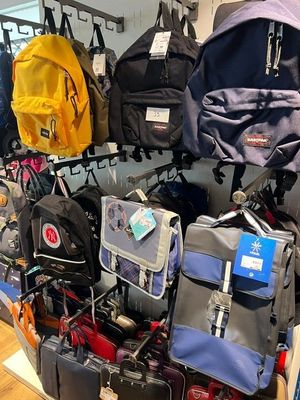 de nombreux sacs et sacs à dos exposés dans un magasin