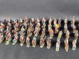 un ensemble de figurines miniatures représentant des personnes debout sur une surface noire