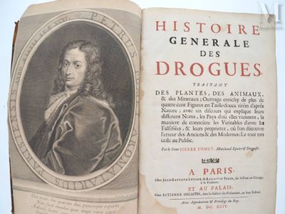 un livre sur lequel figure la photo d'un homme en manteau