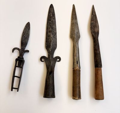 trois types d'outils différents sont présentés sur une surface blanche
