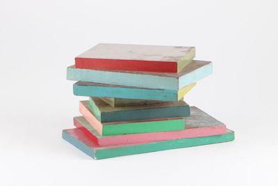 une pile de blocs en bois colorés empilés les uns sur les autres