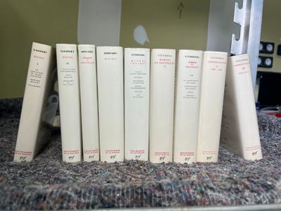un grand nombre de livres posés sur une table