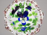 une plaque de verre ornée d'un motif floral