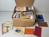 une boîte en carton remplie de livres et de papiers posée sur une table