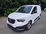 une camionnette blanche garée sur le parking