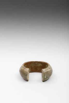 Gros plan sur une bague en pierre brune posée sur une surface blanche