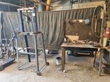 une pièce où se trouvent de nombreux outils