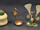 Trois types différents de figurines sont exposés sur un fond noir