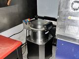 une cuisine équipée d'une cuisinière, d'un évier et d'autres appareils électroménagers