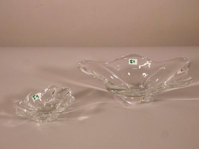 deux bols en verre posés sur une table, sur lesquels est collé un autocollant vert