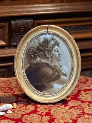 la photo d'une femme dans un cadre posé sur une table